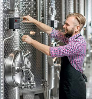 Włazy do zbiorników winiarskich